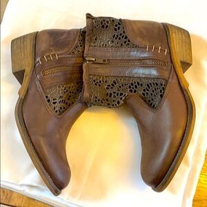 MUSSE & CLOUD DISTRESSED EYELET / LEATHER …